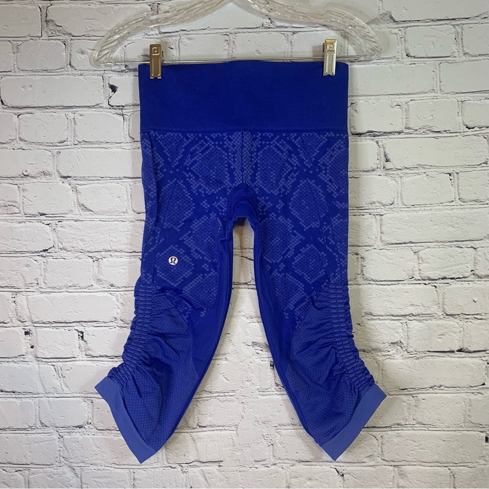 LuLulemon Blue Snakeskin Pattern Ruched Sides Capri Cropped Leggings